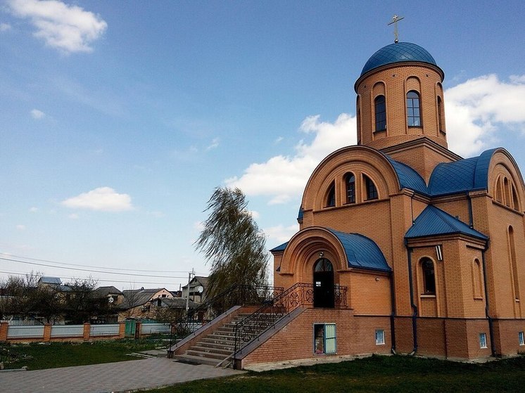 Раскольники Православной церкви Украины пытаются захватить Покровский храм под Киевом.