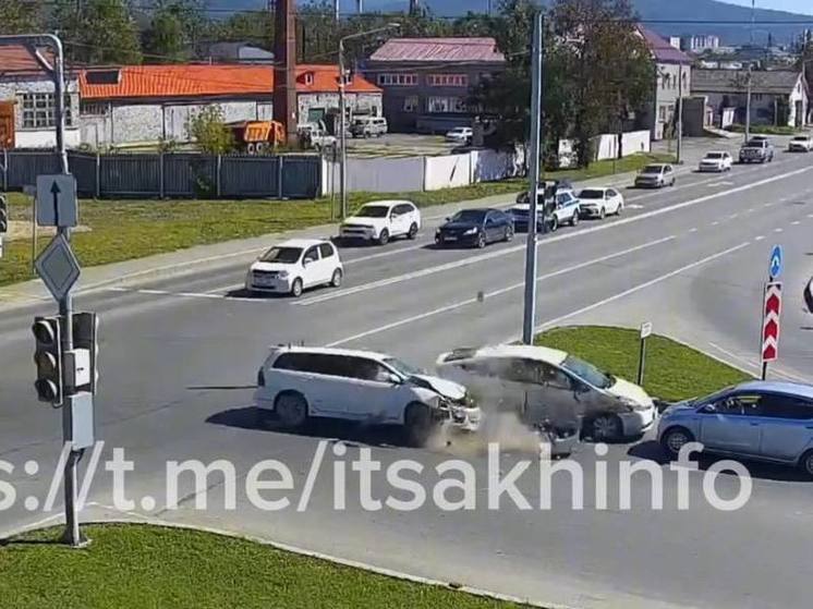 В Южно-Сахалинске на глазах у ДПС произошло тройное ДТП
