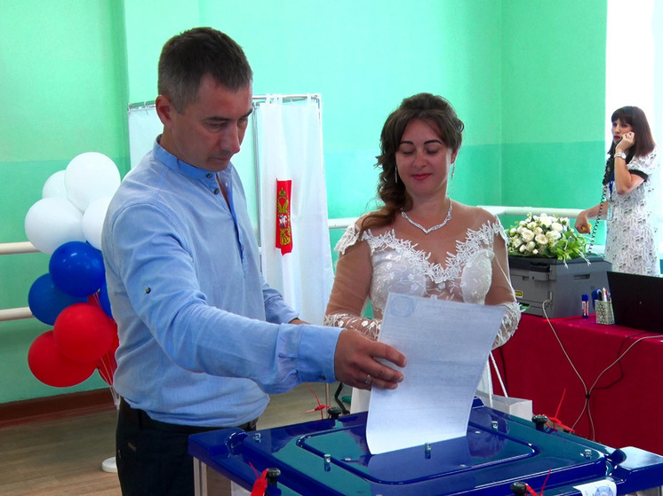 Холмские молодожены из ЗАГСа сразу приехали на избирательный участок