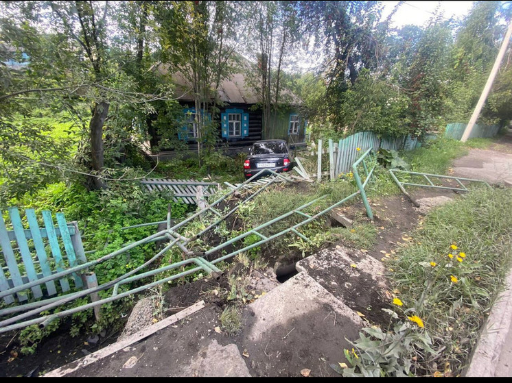 Автомобилист влетел во двор к новокузнечанину через проломленный забор
