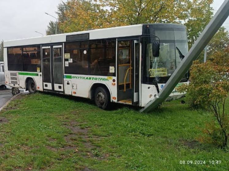 Пассажирский автобус попал в ДТП в Иркутске