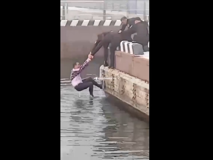 Мужчину спасли из воды на Спортивной набережной во Владивостоке