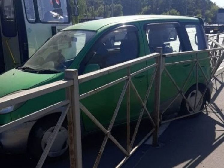 В Орле на Кромском шоссе столкнулись маршрутка и легковой автомобиль