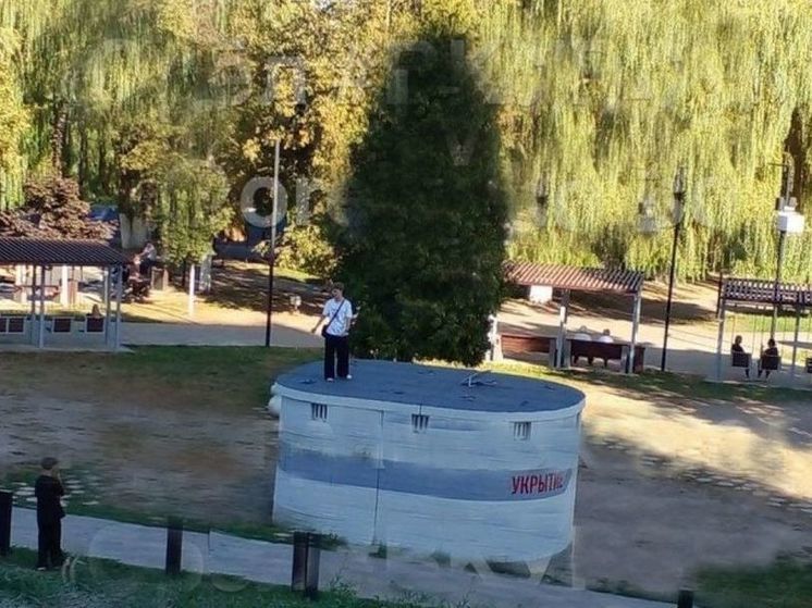 В Орле подростки резвятся на крыше укрытия от атак