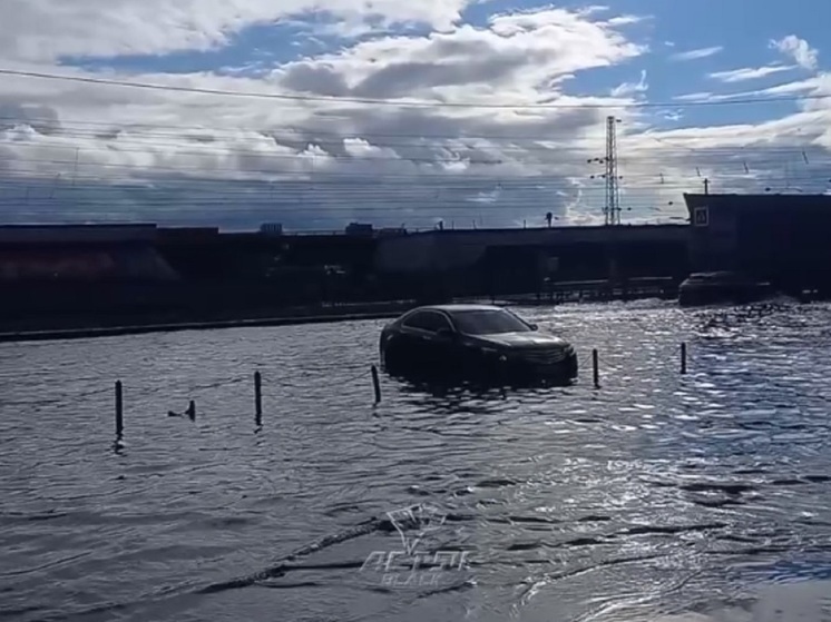 «Это просто п…»: в Новосибирске автолюбители утонули в лужах после дождя