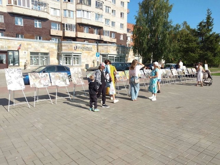 В Гатчине на площади устроили выставку детских военных картин