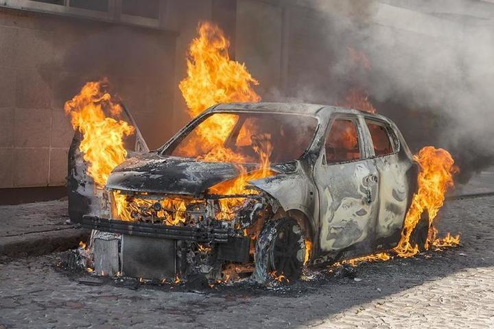 В Киеве подожгли ночью автомобиль украинского военного
