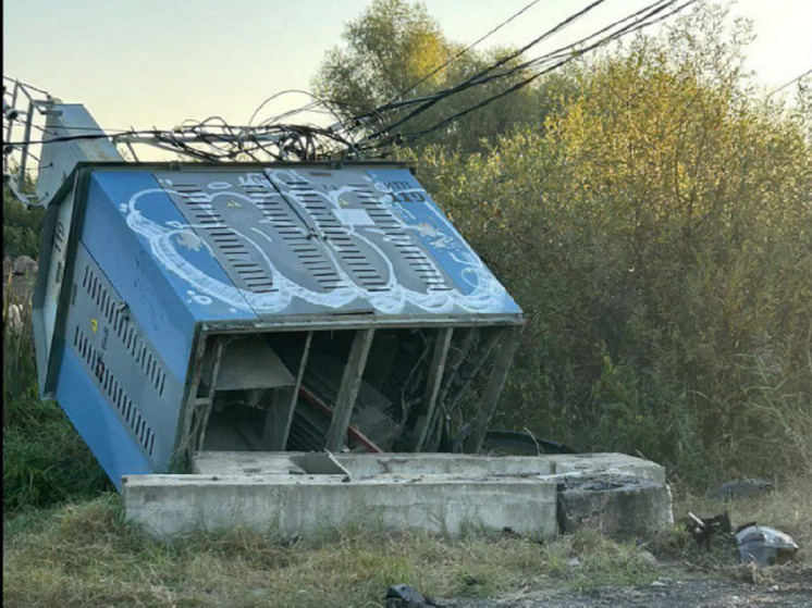 В Переславле автомобиль протаранил электроподстанцию