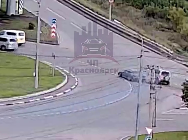 Дрифтер врезался в машину пожилого водителя в Красноярске