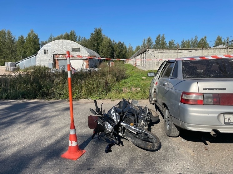 В Новгородском районе девушка на легковом автомобиле сбила мотоциклиста