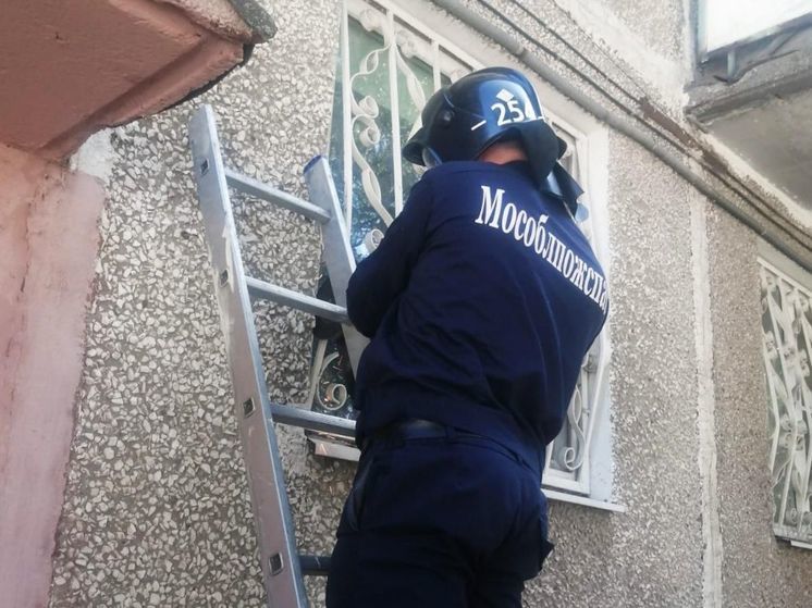 Спасатели помогли врачам попасть к обездвиженному пенсионеру