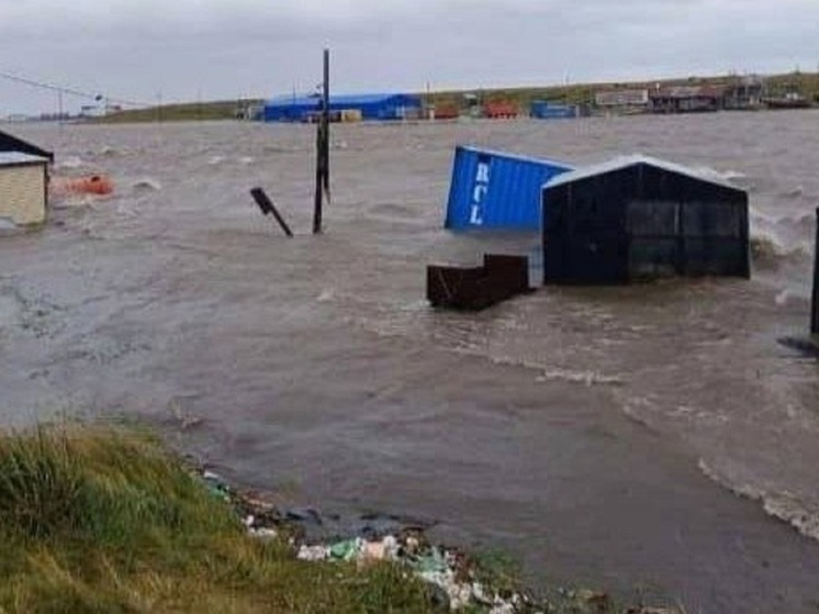 В Гыде поднявшаяся река тащит в пучину балки и гаражи