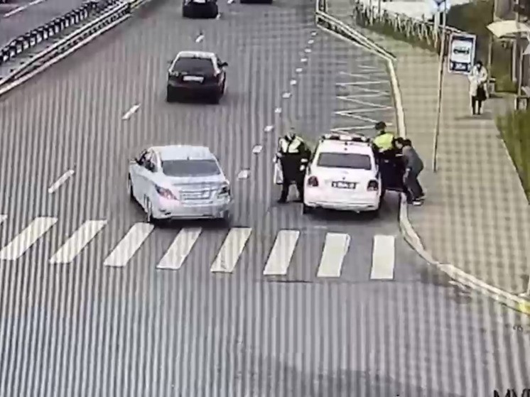 Петербуржца отправили на принудительное лечение после нападения с ножом на полицейского