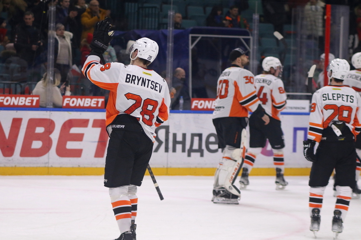 «Амур» обыграл «Барыс» и одержал первую победу в сезоне КХЛ