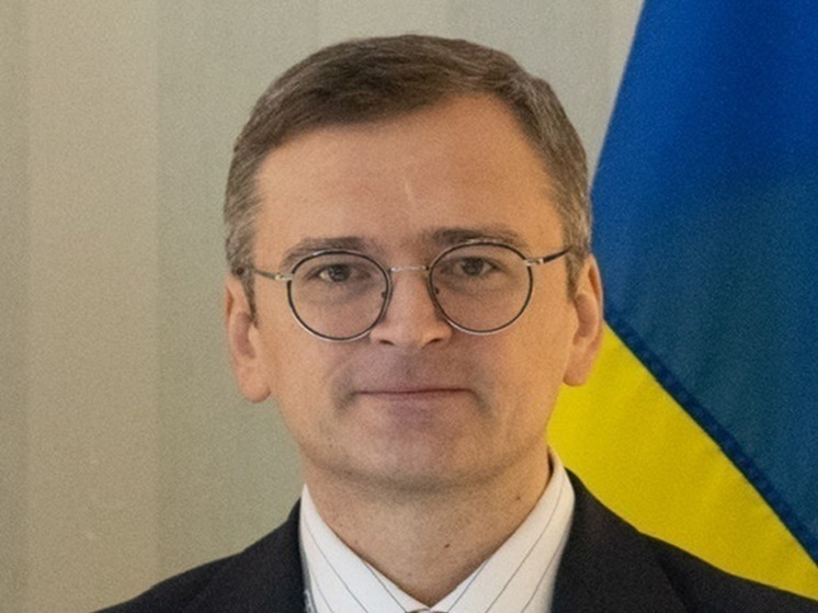 Экс-министра МИД Украины Кулебу заметили на вокзале с беляшом