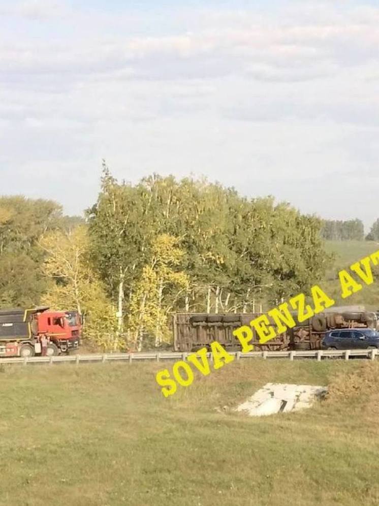 На автомобильной развязке рядом с Пензой опрокинулась фура