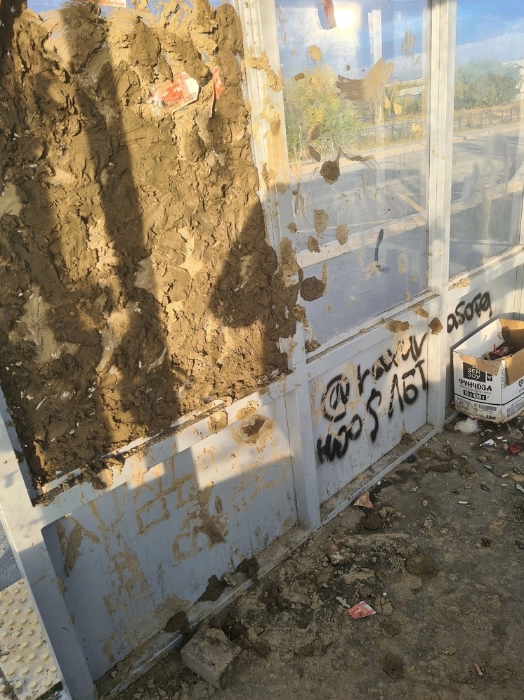 Вандалы изуродовали остановку в Лабытнанги