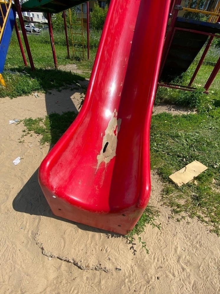 В Чувашии взялись за восстановление качелей и горок во дворах