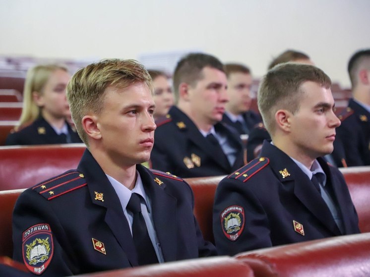 Более двадцати студентов ведомственных вузов стали полицейскими в Псковской области