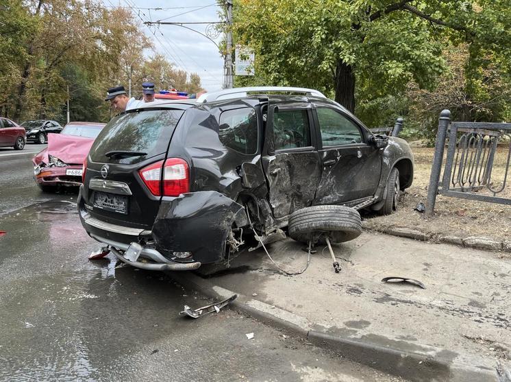 В аварии Nissan и Toyota у машины оторвалось колесо