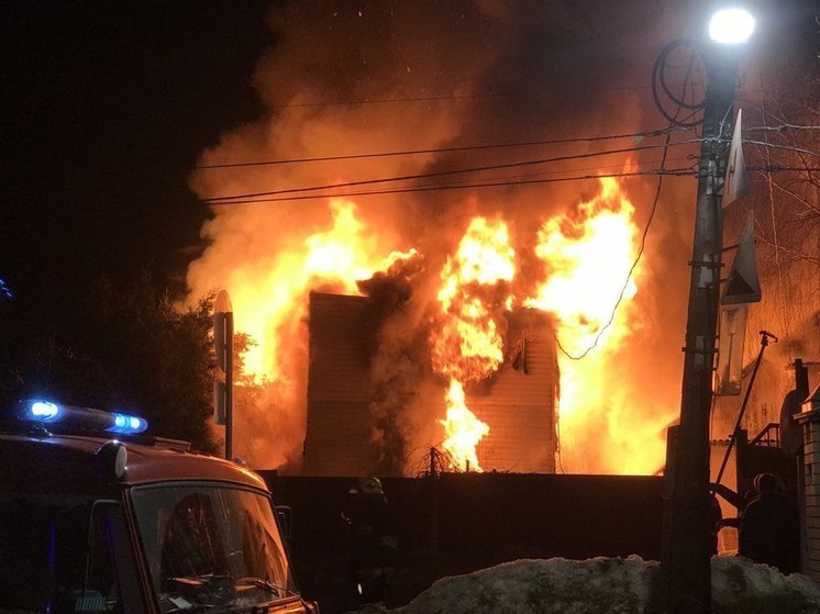 В Пестовском округе огонь уничтожил жилой дом, погиб человек