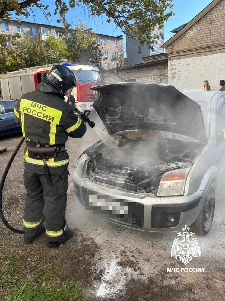 В Твери у иномарки загорелся двигатель