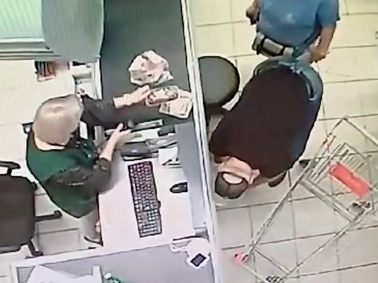 В Каменском районе мужчина украл деньги прямо у кассы в магазине