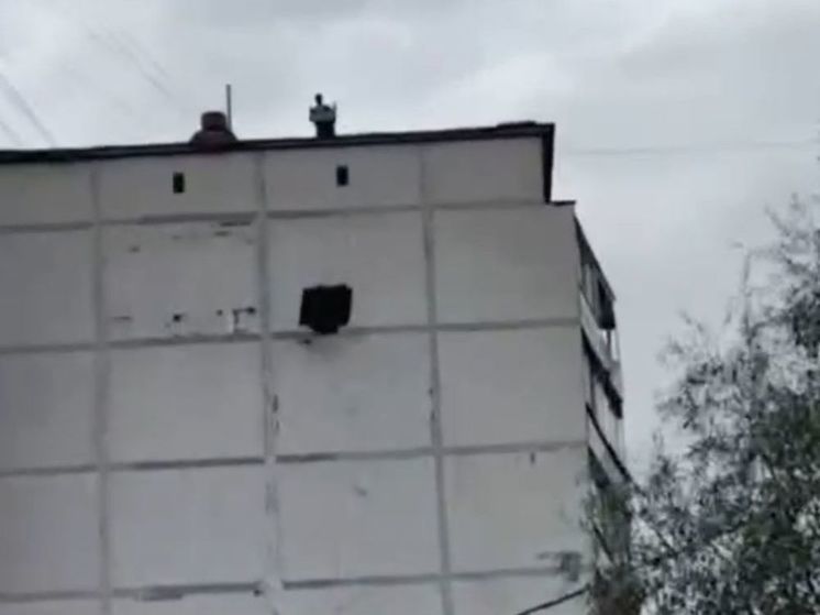 В Мытищах рабочие сбрасывают строительный мусор прямо с крыши