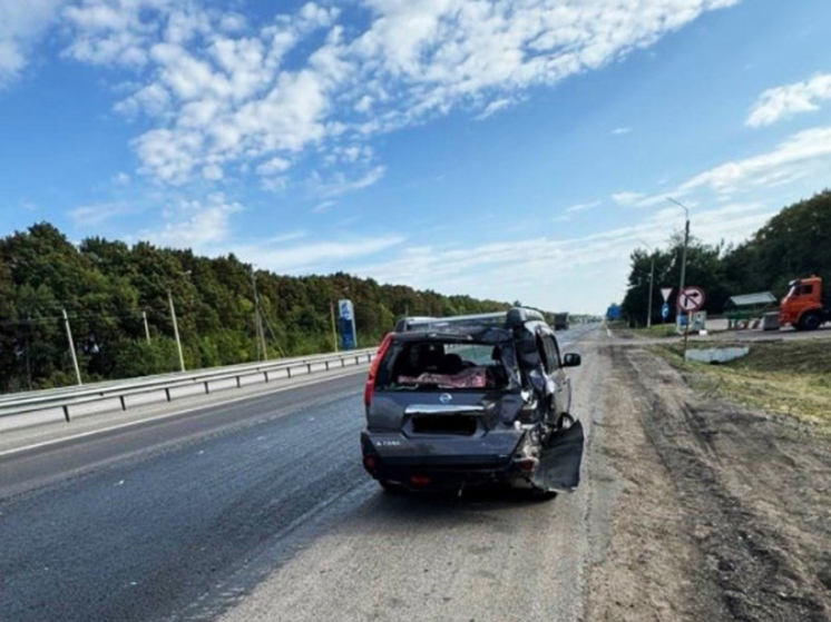 В Воронежской области госпитализировали пенсионера, врезавшегося на внедорожнике в большегруз