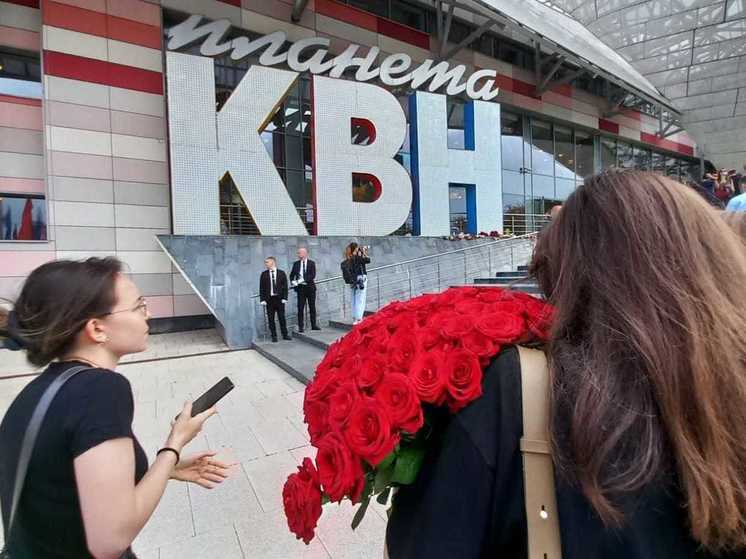 В концертном зале "Планета КВН" началась церемония прощания с Александром Масляковым