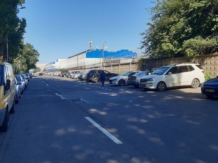 Иномарка сбила новгородку на парковке ТЦ на Нехинской