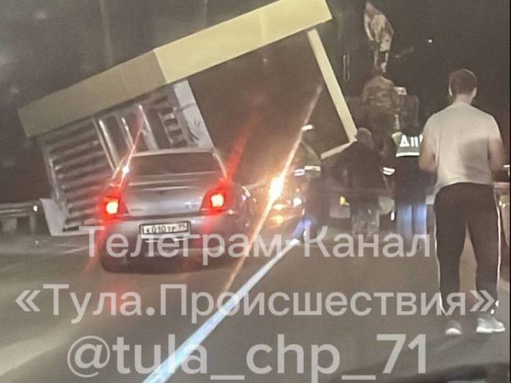 Торговая палатка упала с погрузчика на проезжую часть в Тульской области