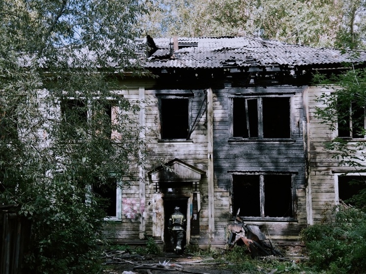 В Томске горит деревянный дом на улице Нахимова