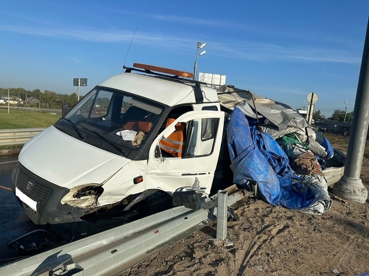 Под Тверью грузовой автомобиль рабочих врезался в металлическое ограждение