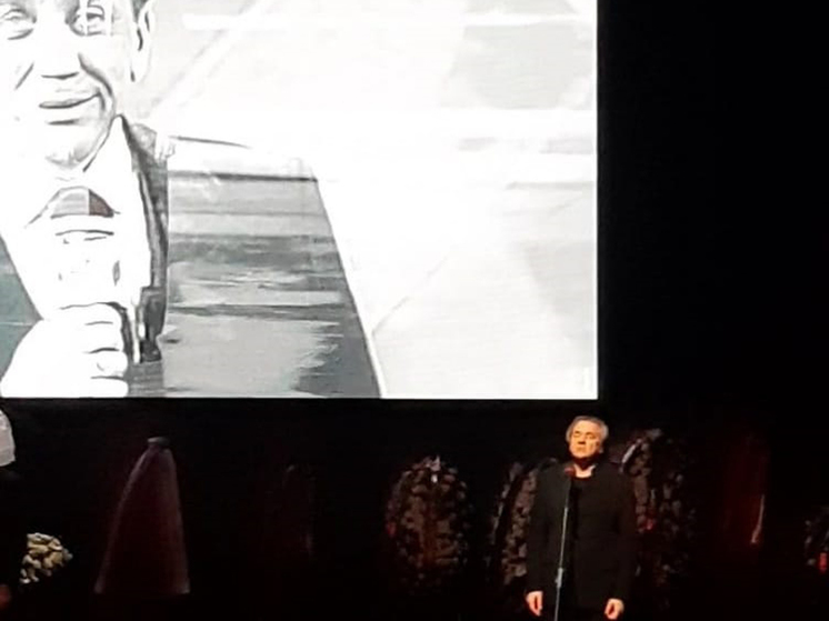 Константин Эрнст открыл церемонию прощания с Масляковым: "Странно и страшно стоять на этой сцене"
