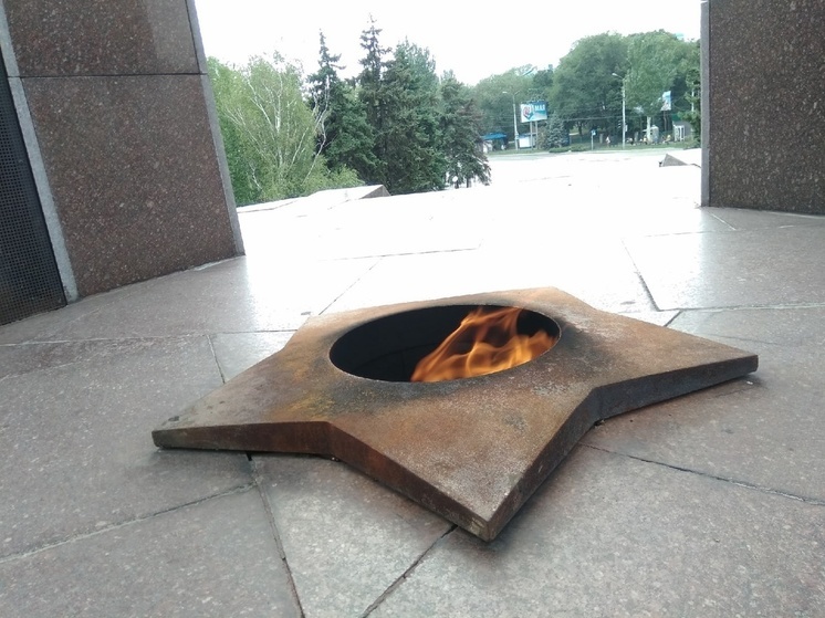 В ДНР уголовно накажут девушку, прикурившую сигарету от Вечного огня