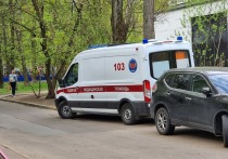 Восьмилетний мальчик сбросил огнетушитель на 40-летнего мужчину из окна 10-го этажа дома на улице Маршала Жукова в Санкт-Петербурге