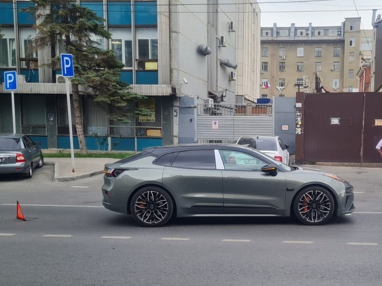 В Саратове электрокроссовер сбил человека