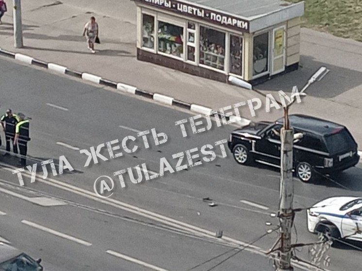 В Туле столкнулись легковушка и автомобиль Госавтоинспекции