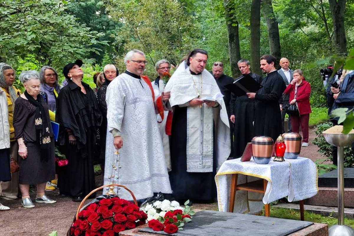 Прах олимпийских чемпионов Белоусовой и Протопопова захоронили в Петербурге