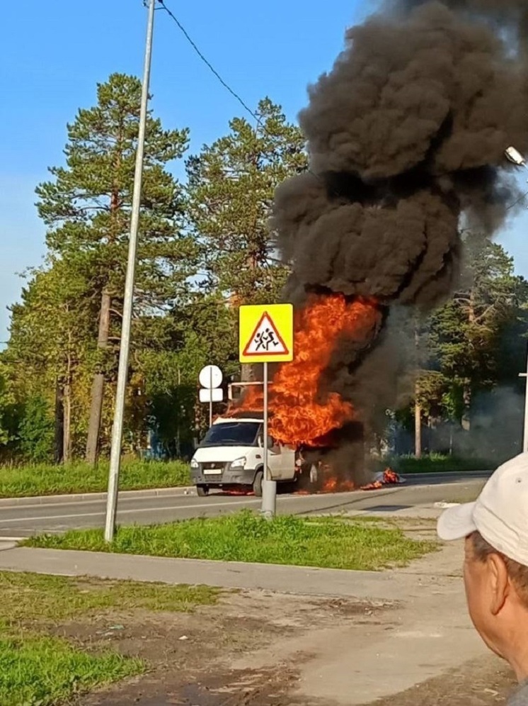 В Ноябрьске на дороге сгорела «Газель»