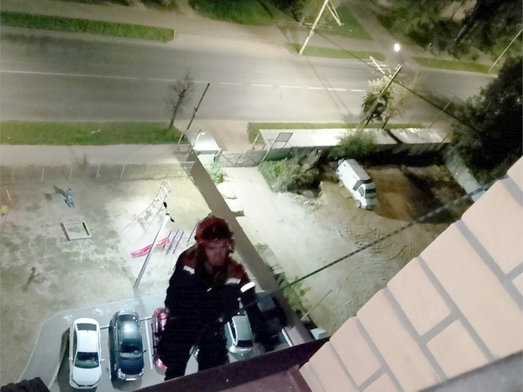 Один дома в Костроме: спасатели помогли открыть захлопнутую ребенком дверь