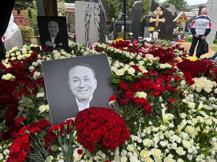 На Новодевичьем кладбище похоронили Александра Маслякова