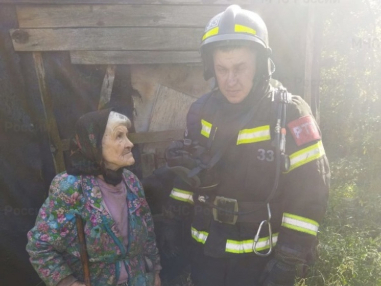 Орловские огнеборцы спасли бабушку из горящего дома