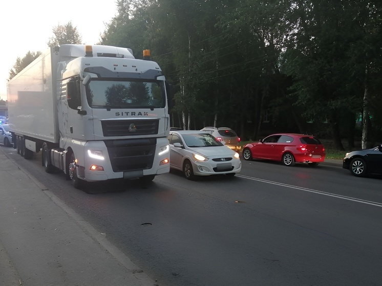 В Архангельске мужчина погиб под колесами грузовика