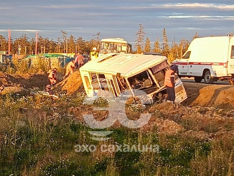 На Сахалине в аварии с пассажирским автобусом пострадали 7 человек