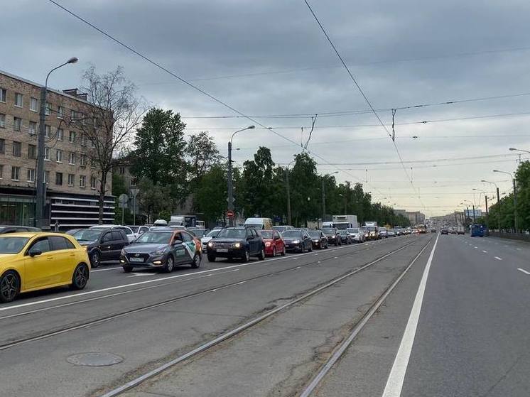 В Великом Новгороде ДТП на перекрестке Мира-Нехинская привело к огромному затору