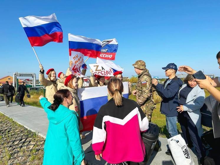 В Кутопьюгане с флагами и объятиями встретили прилетевшего бойца СВО