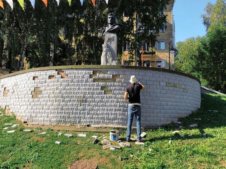 Бюст Александра Грина на Набережной укрепят снизу