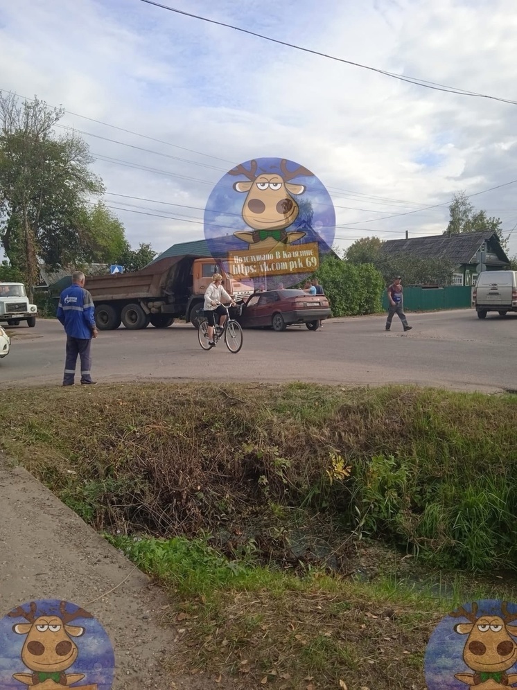 В Тверской области на перекрестке легковушка залетела под самосвал